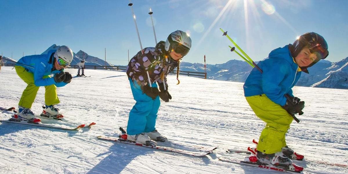 Deti do 15 rokov budú mať na lyžiarskych svahoch povinne prilby