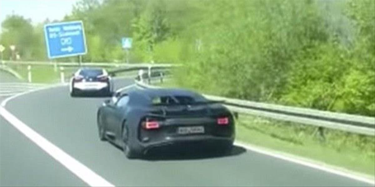 Zachytený na VIDEO: Pokračovateľ Bugatti Veyron na nemeckej diaľnici