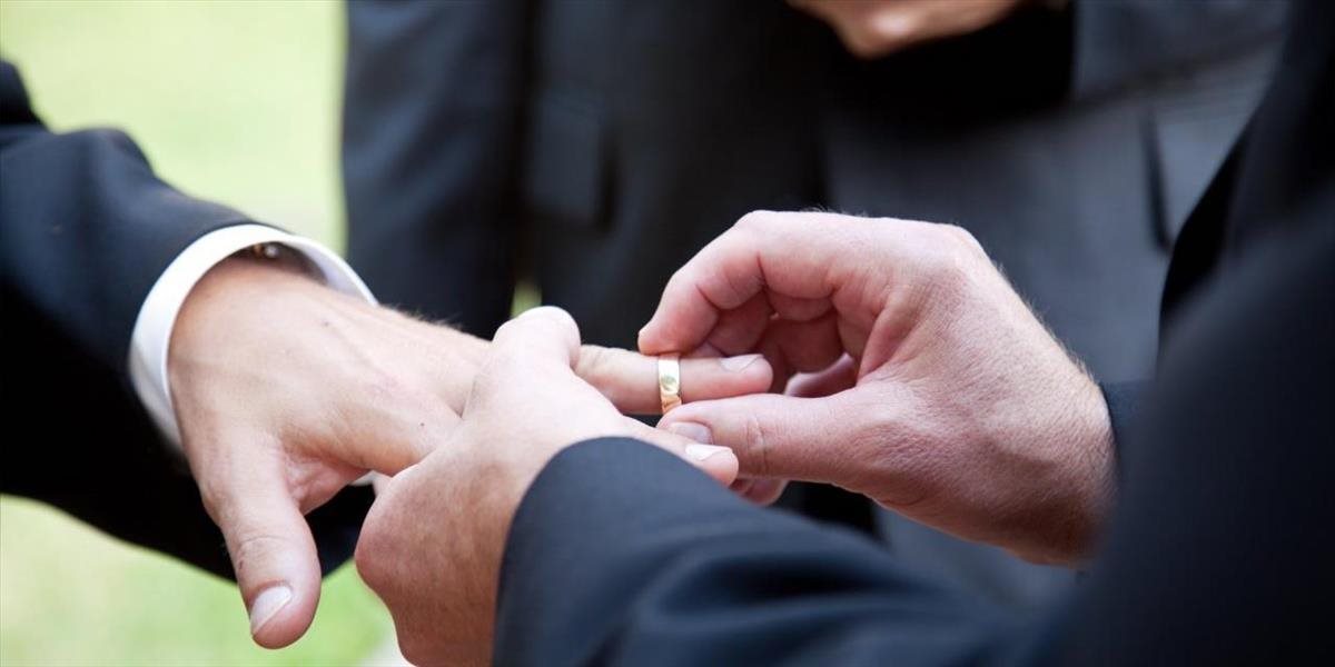 Protestantská cirkev vo Francúzsku povolila udeľovať požehnanie manželstvám gejov