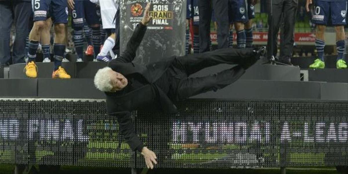 VIDEO Šéf FFA Lowy spadol pri dekorovaní šampióna A-League, je v poriadku