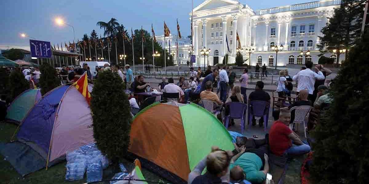 Demonštranti nocovali pred macedónskym úradom vlády, žiadajú demisiu premiéra