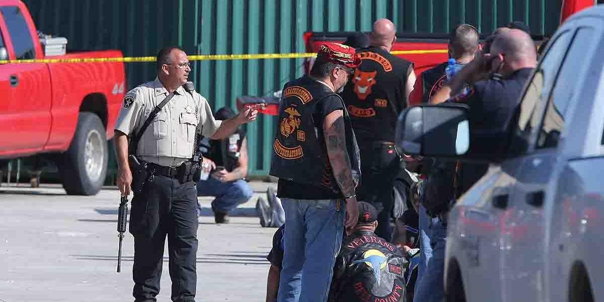 Po krvavej prestrelke motorkárskych gangov v bare takmer 200 zatknutých