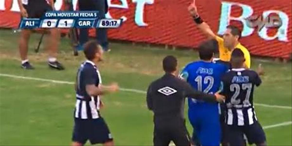 VIDEO Rozhodca Ramon Blanco rozdal v peruánskej lige päť červených kariet za päť minút