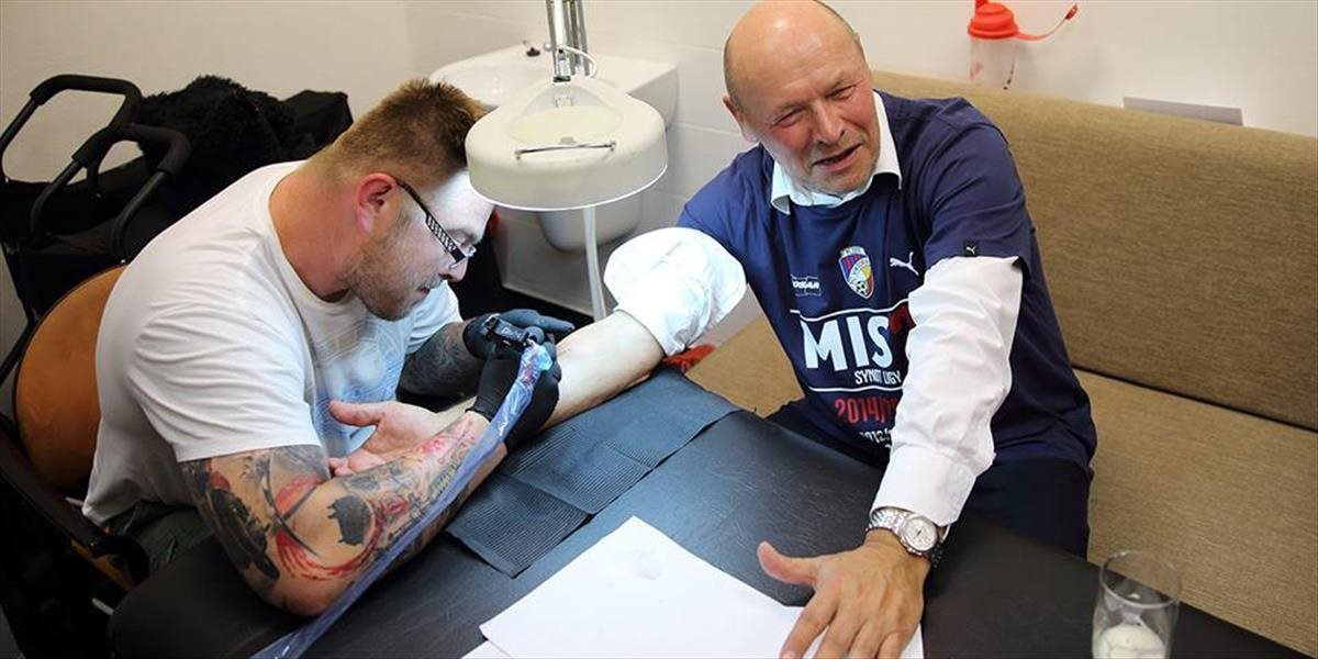 Tréner Koubek zaplatil za plzenský titul tetovaním, Čišovský ďakoval