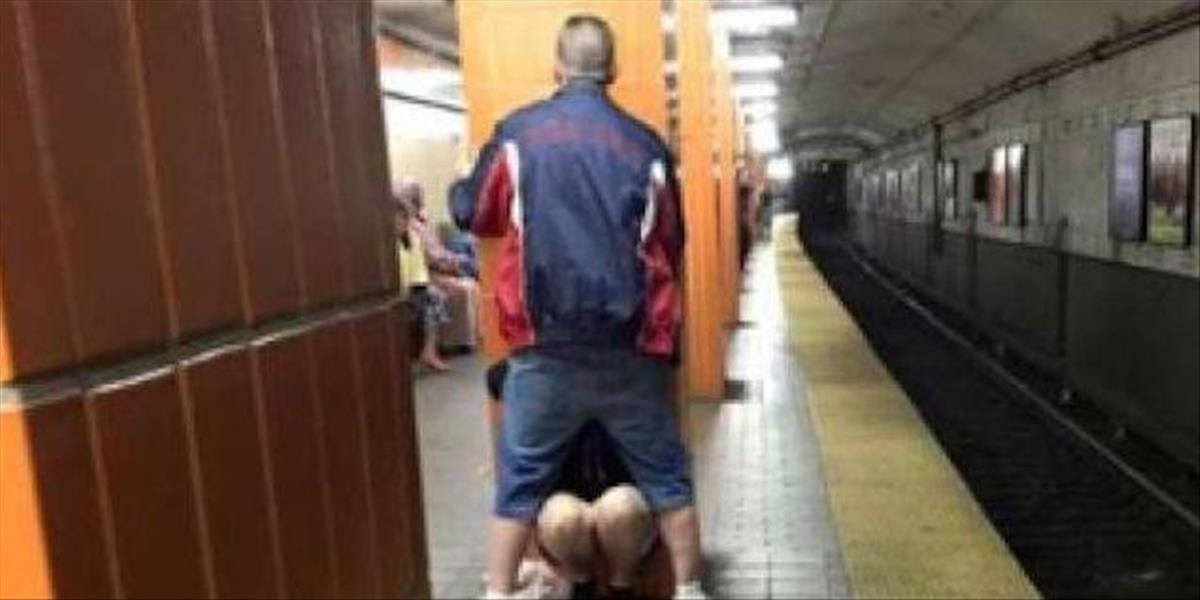 FOTO Párik si krátil čakanie na metro orálnym sexom