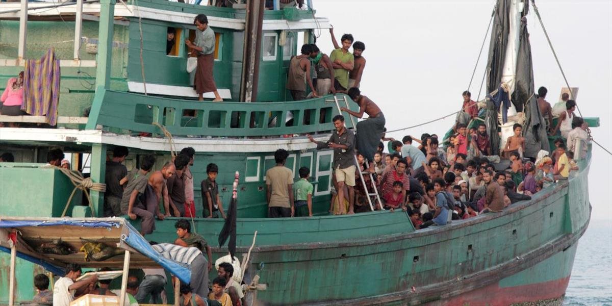 Rybárske lode v Indonézii vytiahli na breh stovky vyhladovaných utečencov