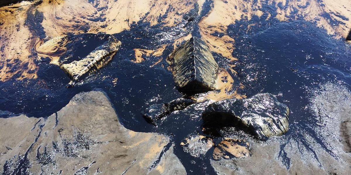 Ekologická katasrofa v Kalifornii: Z poškodeného ropovodu uniklo 79-tisíc litrov ropy do oceánu a na okolité pláže