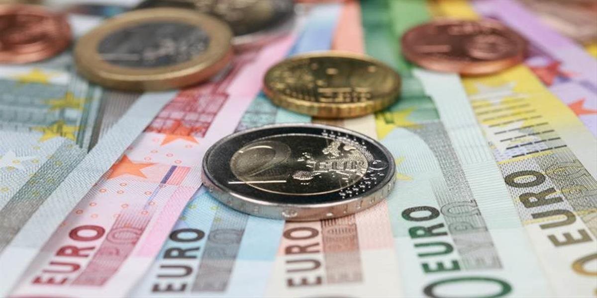 Kurz eura klesol pod úroveň 1,11 USD/EUR