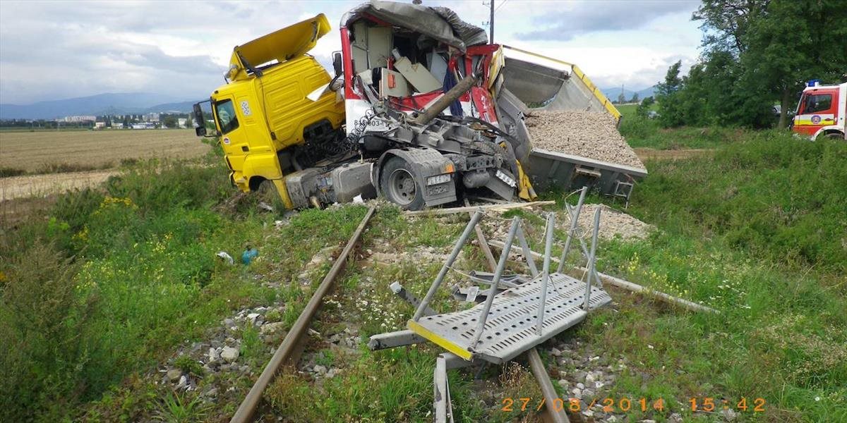 Vodič slovenského kamióna utrpel v Maďarsku zranenia po zrážke s vlakom