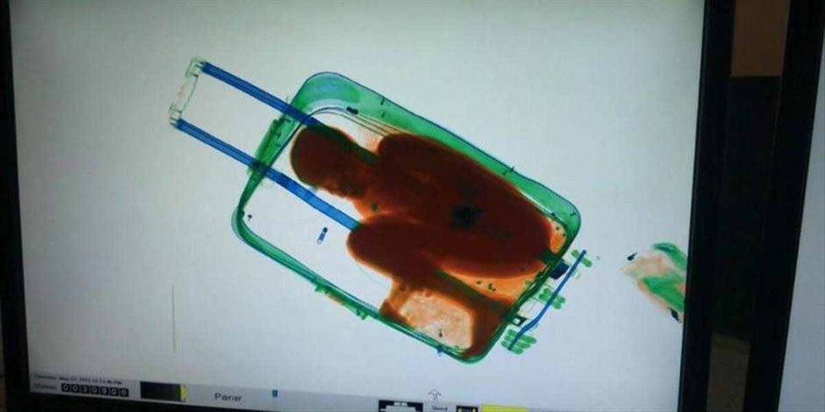 Afričan chcel 8-ročného syna prepašovať v kufri: Plán mu nevyšiel, odhalil ho skener!