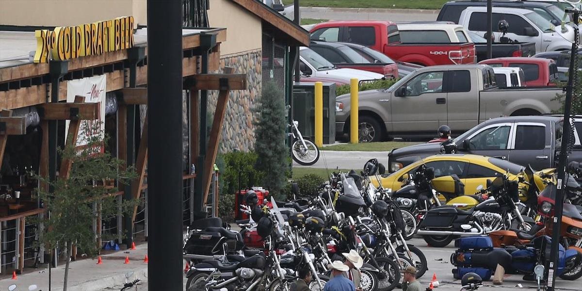 Po krvavej bitke motorkárov zostalo v texaskej reštaurácii vyše 1000 zbraní