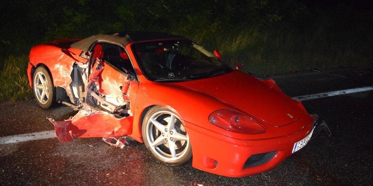FOTO Vážna dopravná nehoda pri Báči: Vodič Ferrari napálil do protiidúcich vozidiel