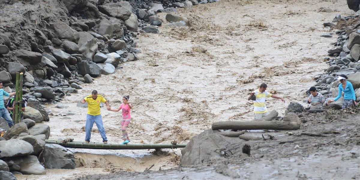 Juh a stred Číny sužujú záplavy a dažde, najmenej 15 mŕtvych