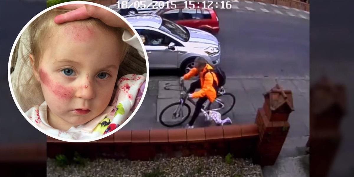 VIDEO Bezohľadný cyklista zmietol z cesty dievčatko (3), neobťažoval sa zastaviť