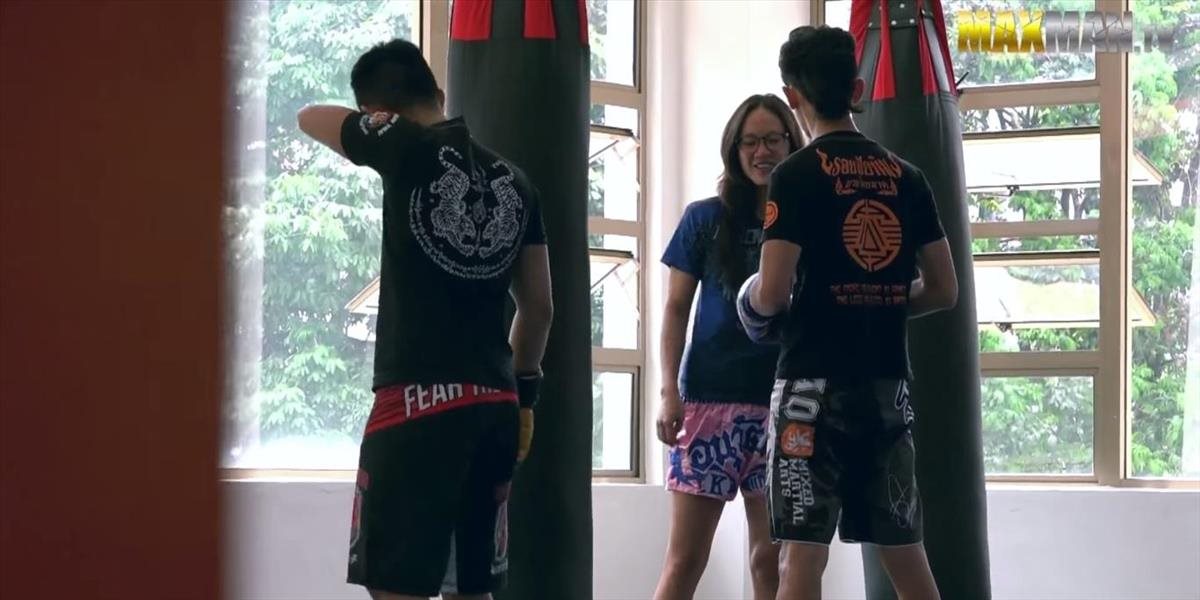 VIDEO Profesionálna thaiboxerka sa prezliekla za nevinné dievčatko a išla boxovať
