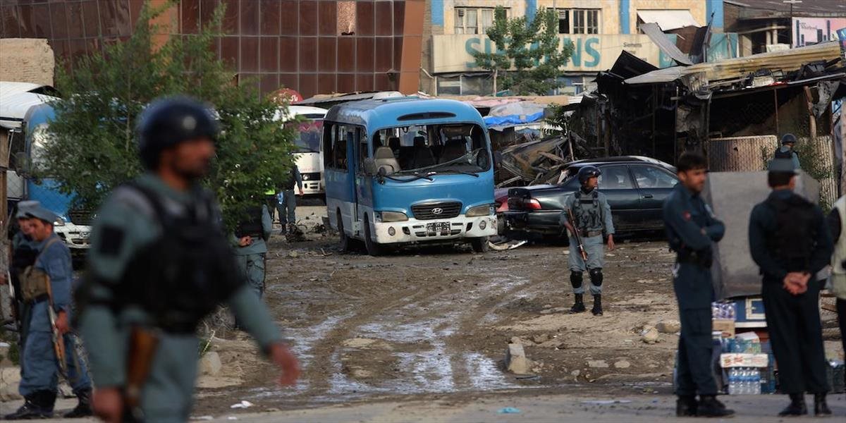 Bomba nastražená pri ceste v Afganistane zabila okresného šéfa a jeho ochrankára
