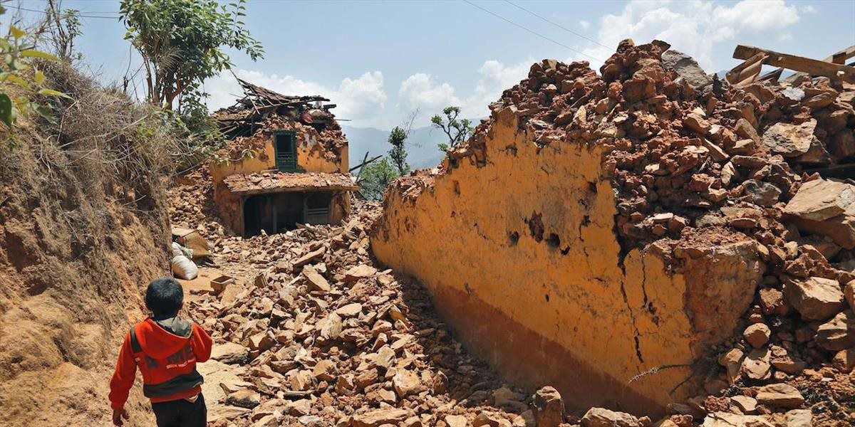 S príchodom monzúnov opúšťa obyvateľstvo zemetrasením poškodené nepálske dediny