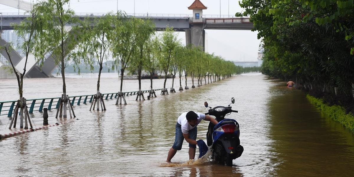 Záplavy v Číne si vyžiadali 57 mŕtvych vrátane 2 detí