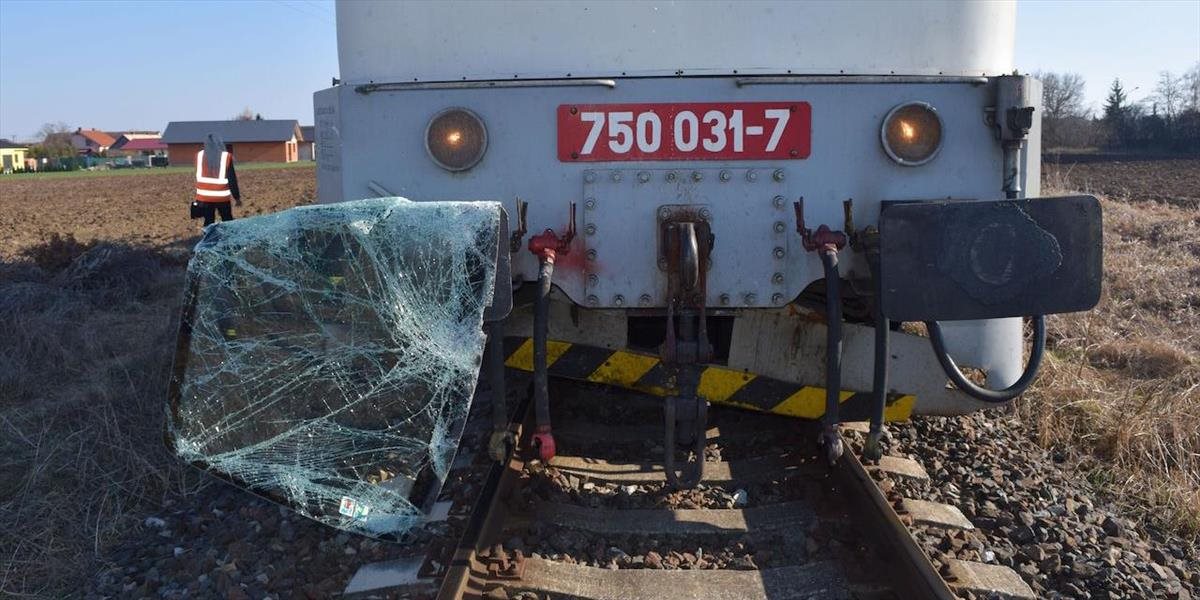 Na nechránenom železničnom priecestí sa zrazil vlak s autom