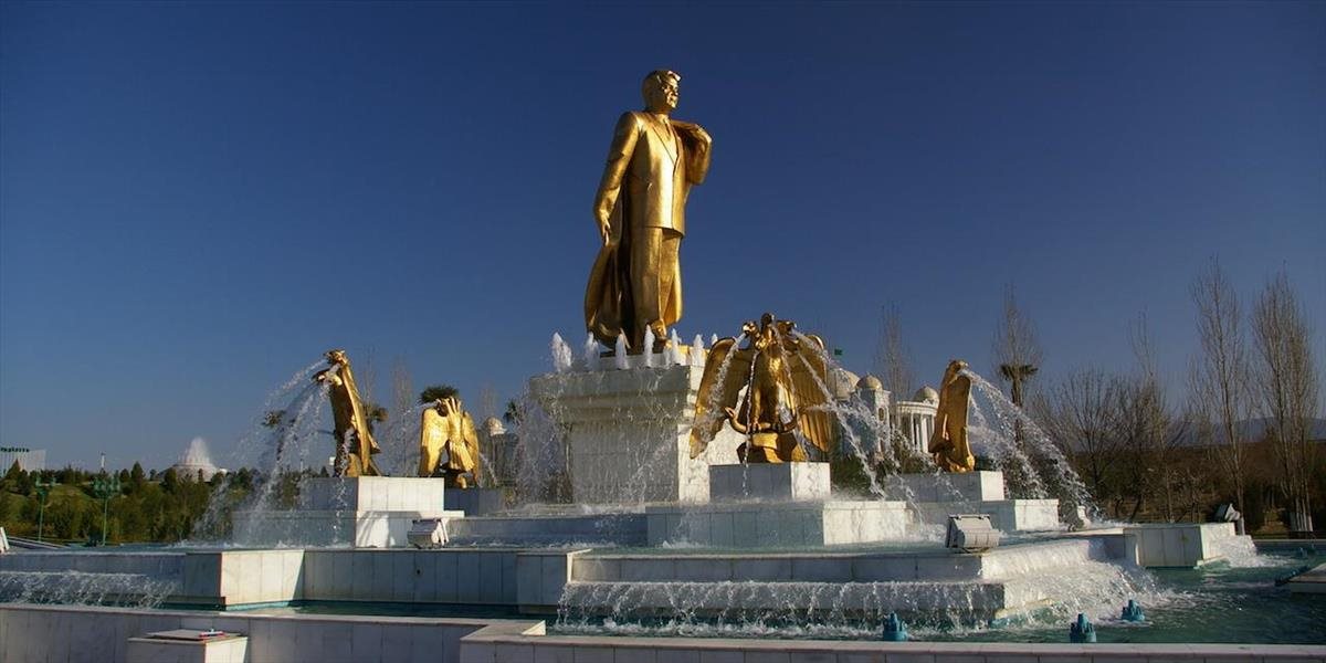 Turkménsky prezident Berdymuchamedov už má tiež pozlátenú sochu