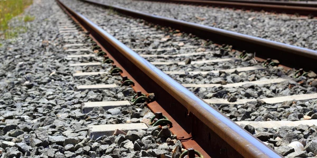 Zrážka s vlakom na trati medzi Mníchovou Lehotou a Bánovcami nad Bebravou pripravila muža o nohy