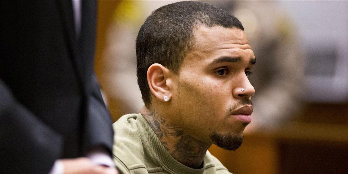 Chris Brown prestal platiť výživné, hrozí mu žaloba