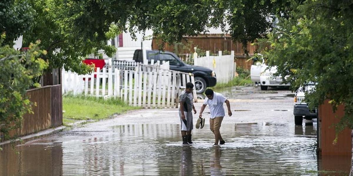 V štátoch Texas a Oklahoma bojujú po silných lejakoch so záplavami