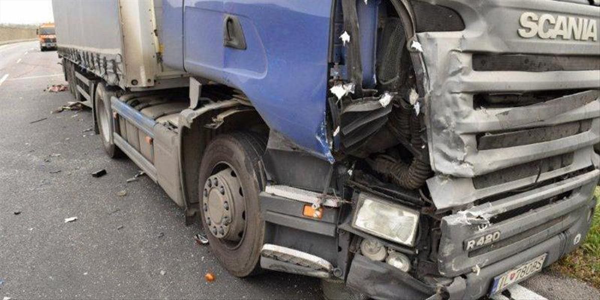 Pri nehode na diaľnici D1 zahynuli dvaja vodiči kamiónov
