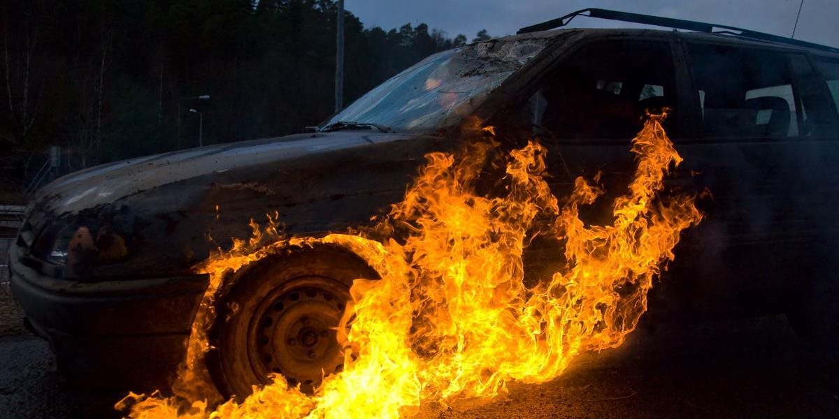 Michalovčan polial auto horľavinou a zapálil ho, úplne zhorelo