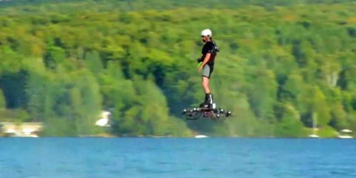 VIDEO Kanadský vynálezca preletel na skutočnom hoverboarde rekordnú vzdialenosť