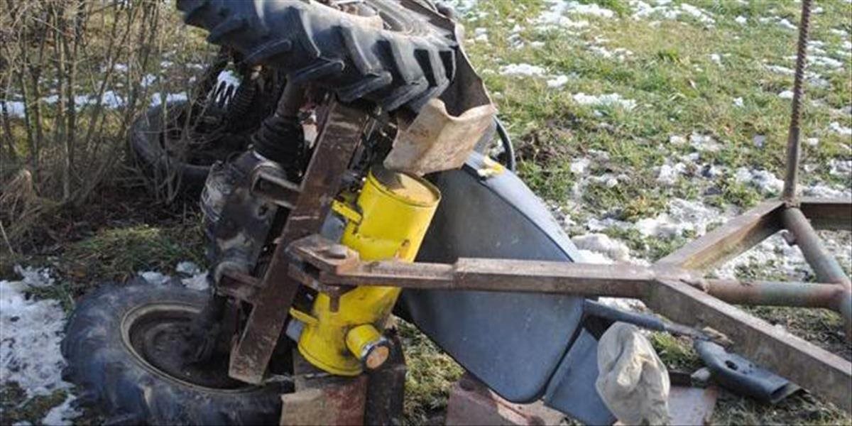 Muž zomrel neďaleko Tvrdošína v prevrátenom traktore