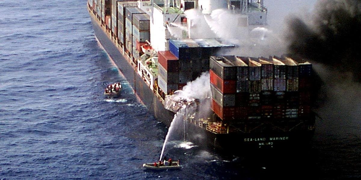Pri nemeckom pobreží horí loď s hnojivom, hrozí výbuch