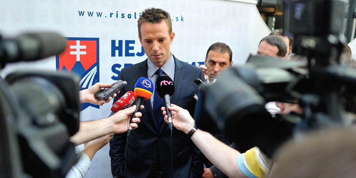 Oslovení poslanci chcú na čele slovenského hokeja zmenu
