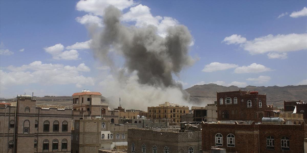 Útoky vojenskej koalície proti povstalcom v Jemene si vyžiadali desiatky mŕtvych
