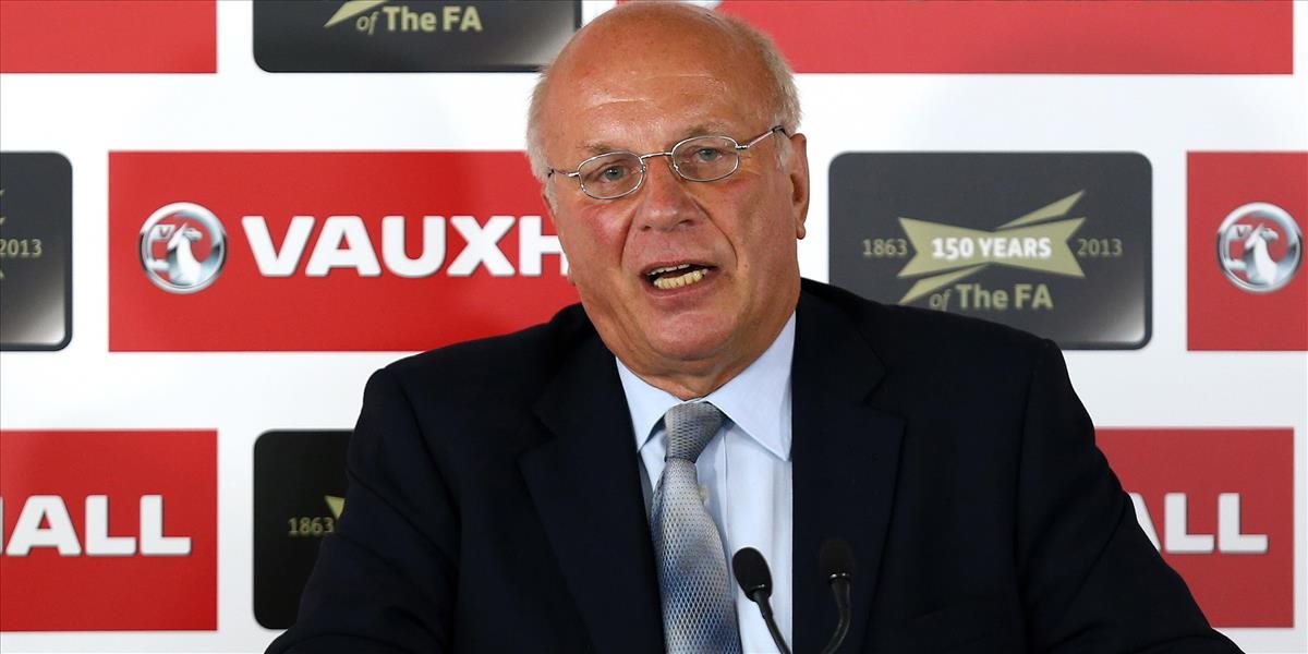 Briti žiadajú Blatterovu hlavu, šéf FA Dyke: Musí odísť
