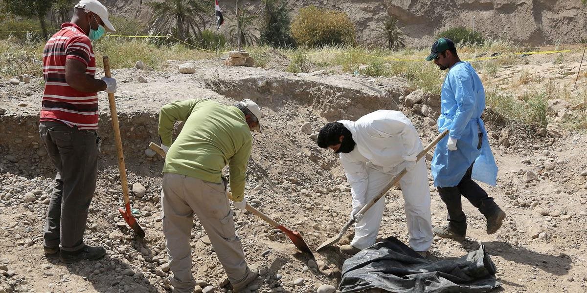 Pri Tikríte odhalili v masových hroboch pozostatky 470 ľudí, zabili ich militanti z IS