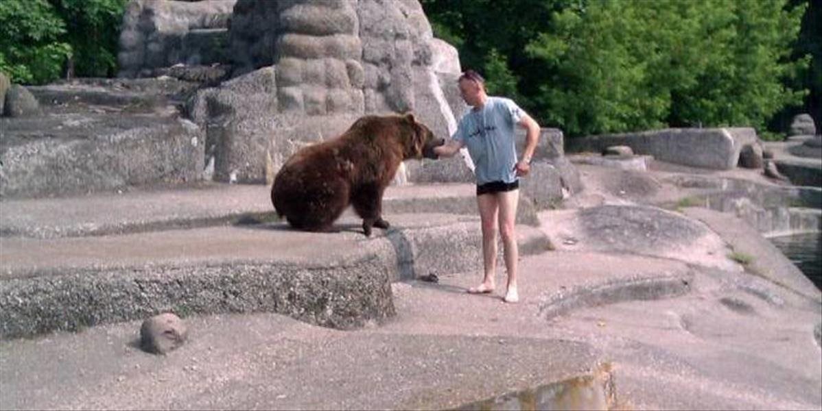 FOTO Poliak vliezol do medvedieho výbehu, strčil mu ruku do papule a udrel ho po hlave