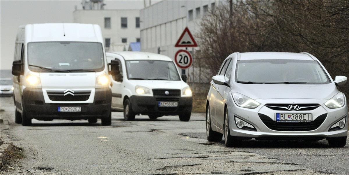 Cesty pri Malom Dunaji a Sládkovičove opravia za 2,5 milióna
