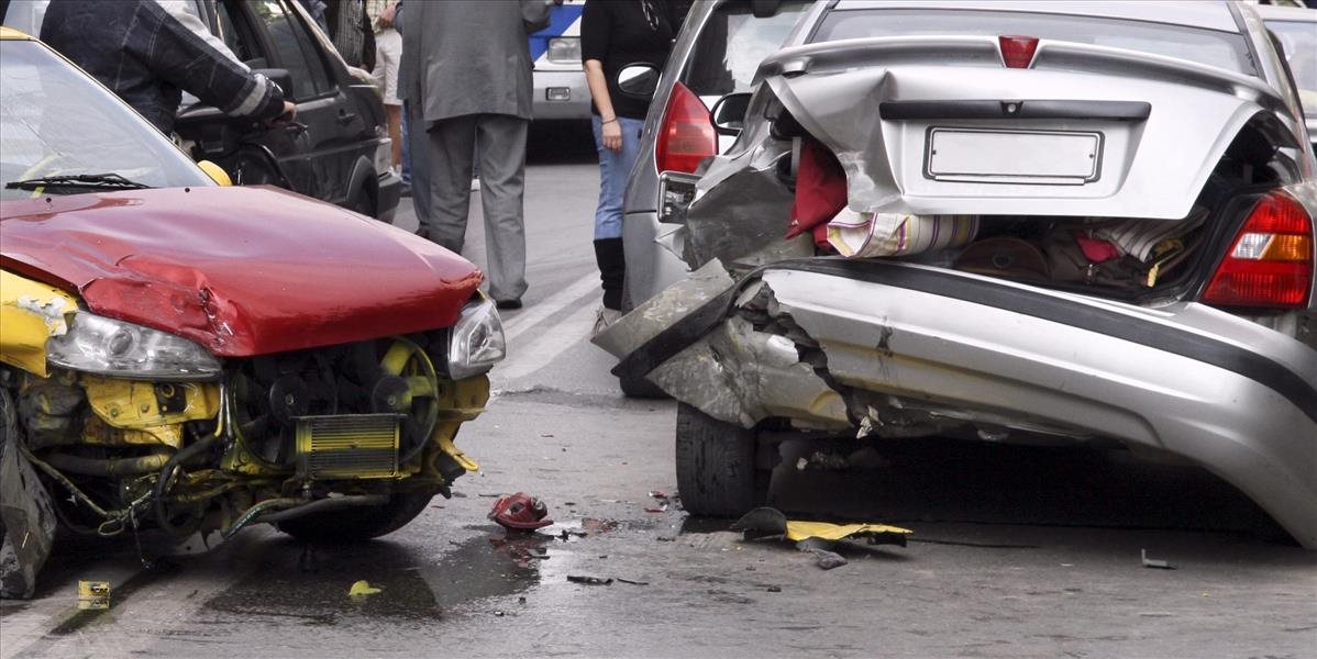 Na ceste pri Levoči sa zrazili tri autá, dodávka a autobus, zranili sa dvaja ľudia