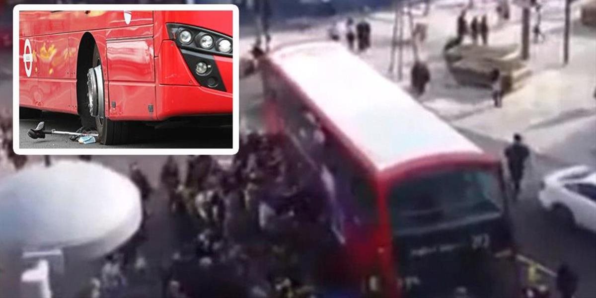 VIDEO Neuveriteľný moment: Stovka ľudí nadvihla autobus a vyslobodila spod neho muža