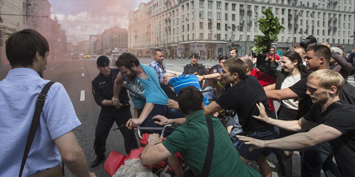 Ruská polícia zatýkala na nepovolenom pochode homosexuálov ulicami Moskvy