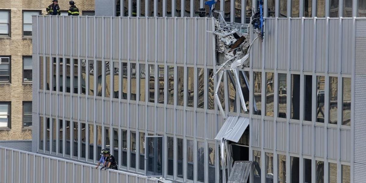 Žeriav na stavbe výškovej budovy v New Yorku upustil náklad, zranil 10 ľudí