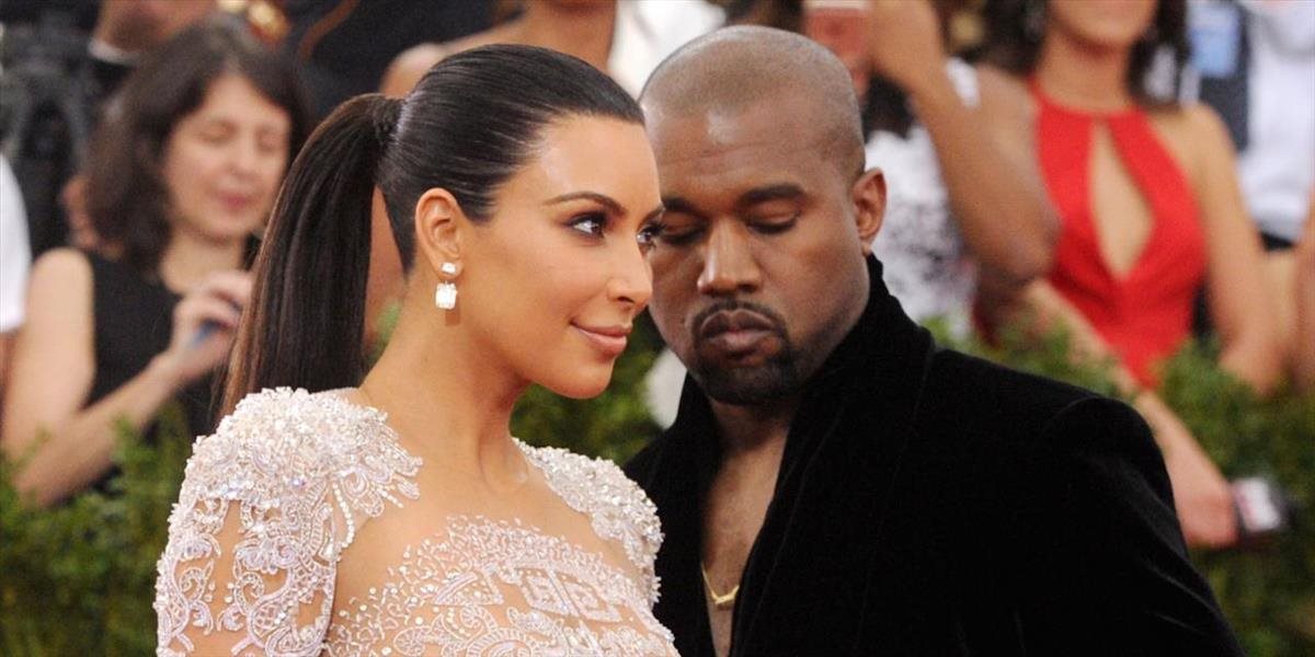 Kanye West a Kim Kardashian budú dvojnásobnými rodičmi