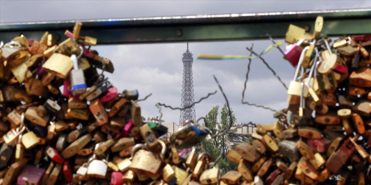 VIDEO Parížske úrady odstraňujú "zámky lásky" z mosta Pont des Arts