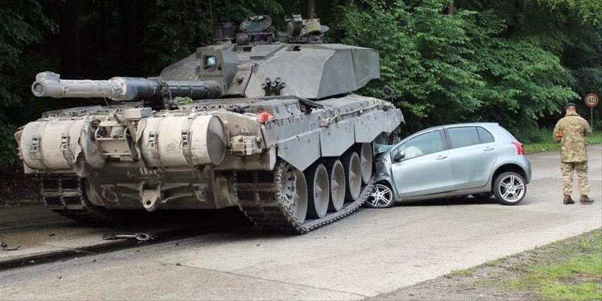 FOTO Neskúsená vodička vbehla do cesty britskému tanku