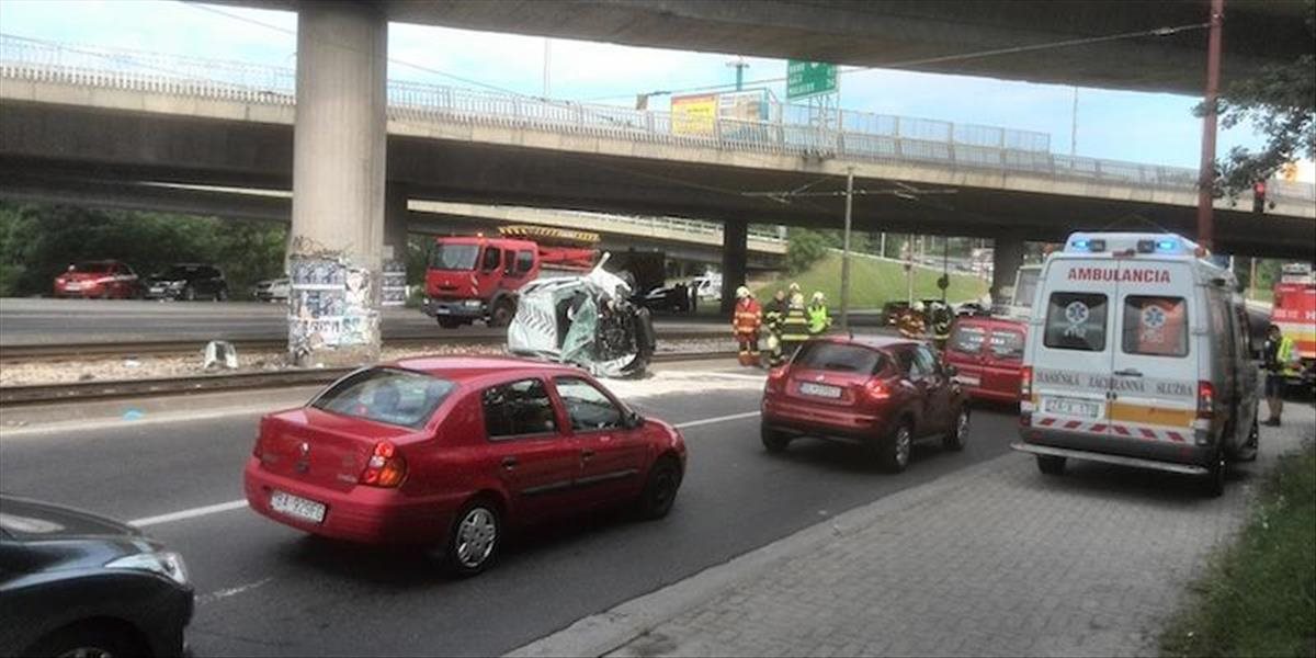 Hrozivá nehoda v Bratislave: Vodič narazil do betónového pilieru pod mostom Lafranconi
