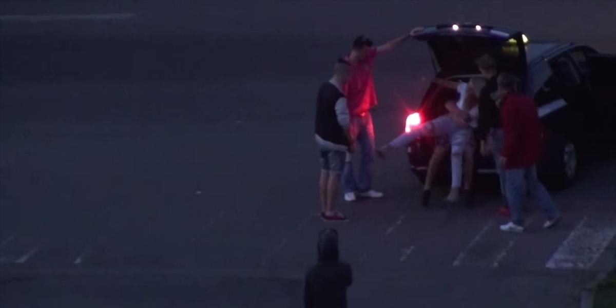 Šokujúce VIDEO zo Zvolena: Policajti sa prizerali, ako ženu nakladajú do kufra auta