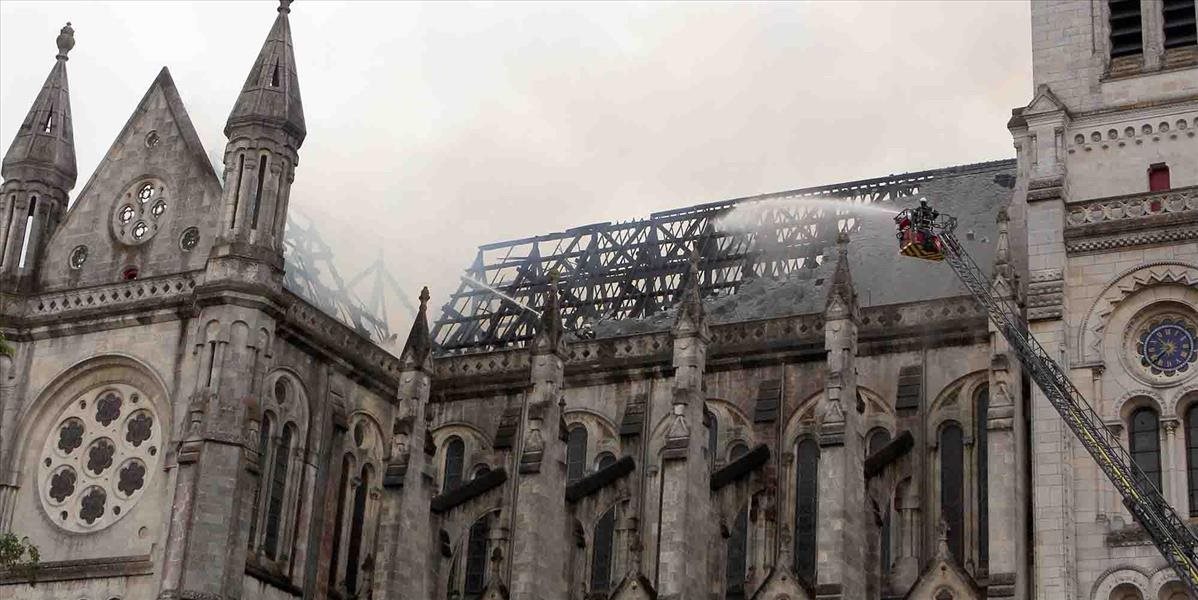 VIDEO Vo  francúzskom Nantes začala horieť historická bazilika: Mohutný požiar zdevastoval strechu
