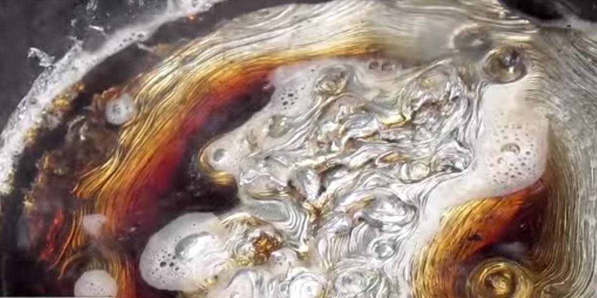 VIDEO Viete čo sa stane, keď zmiešate roztavené olovo a Coca-Colu?