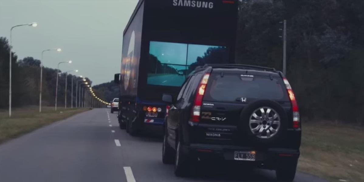Bezpečné predbehnutie kamióna: Samsung namontoval na zadnú časť displej!